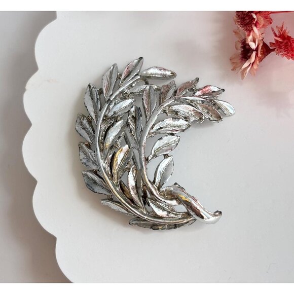 80's Textured Floral | Foliage | Leaf Shaped Silver T Vintage Lapel Brooch Pin - Picture 1 of 10